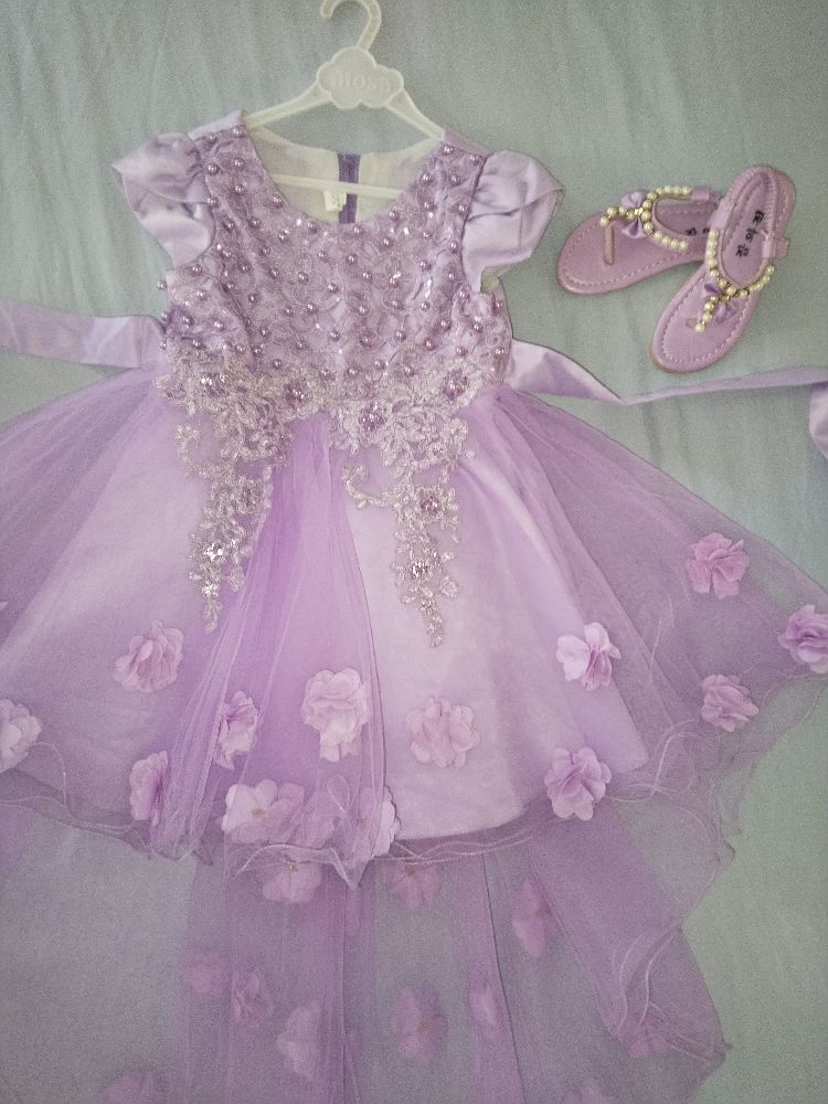 Tres belle robe de ceremonie avec traine💜 les chaussures sont offertes 🎉