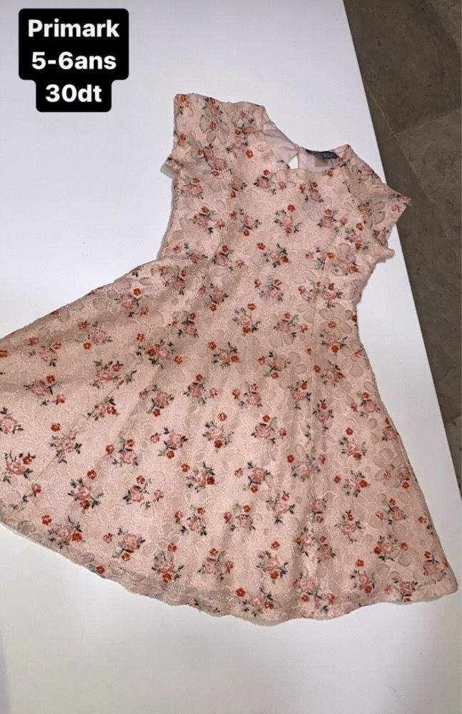 Robe avec des petits fleurs 5/6 ans