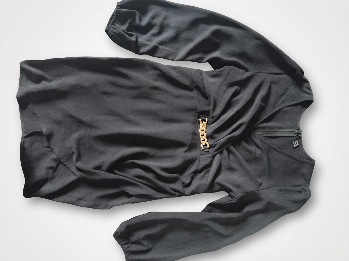 Robe shein avec chaîne dorée 