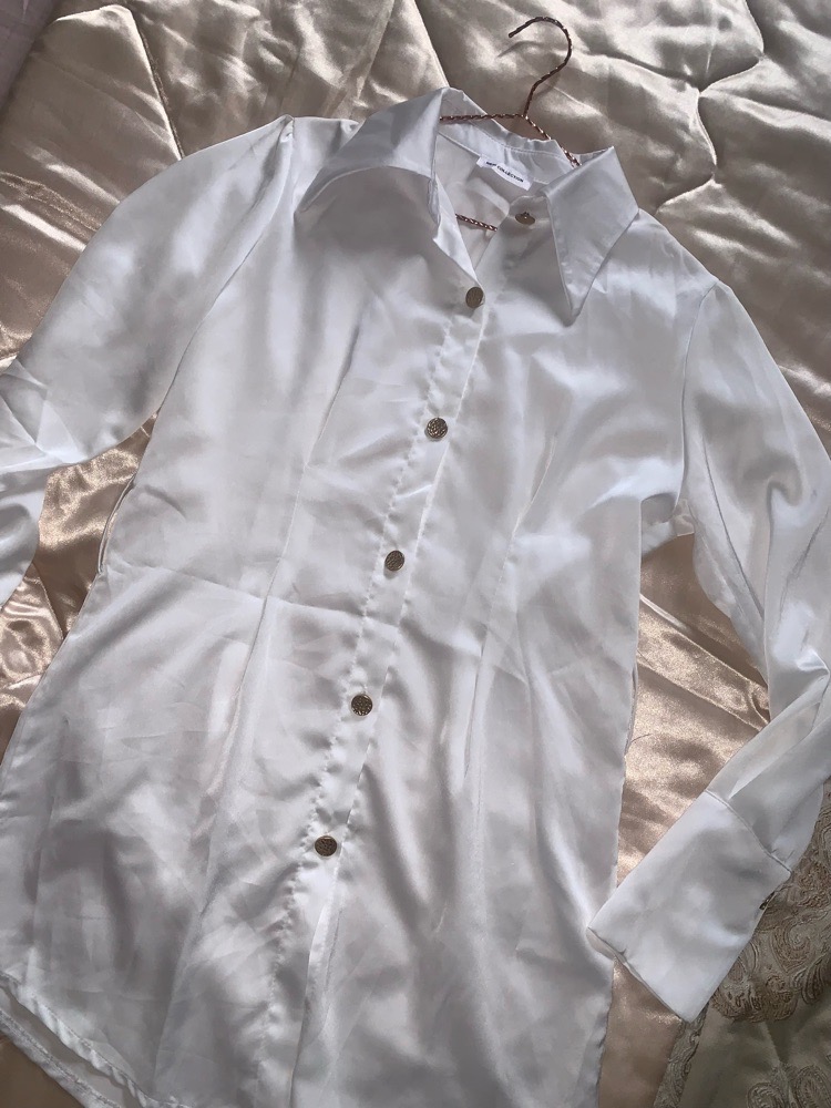 Robe chemise satiné avec boutons dorés