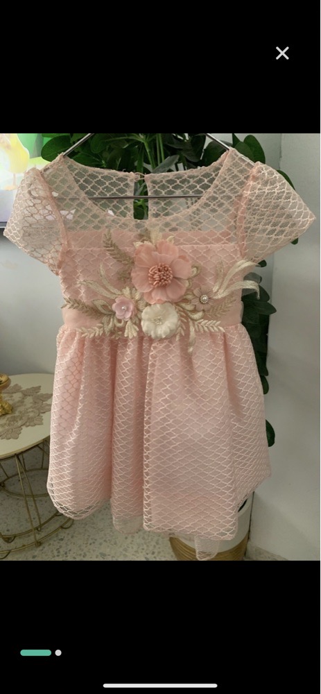 Magnifique robe de cérémonie avec traine 3 ans