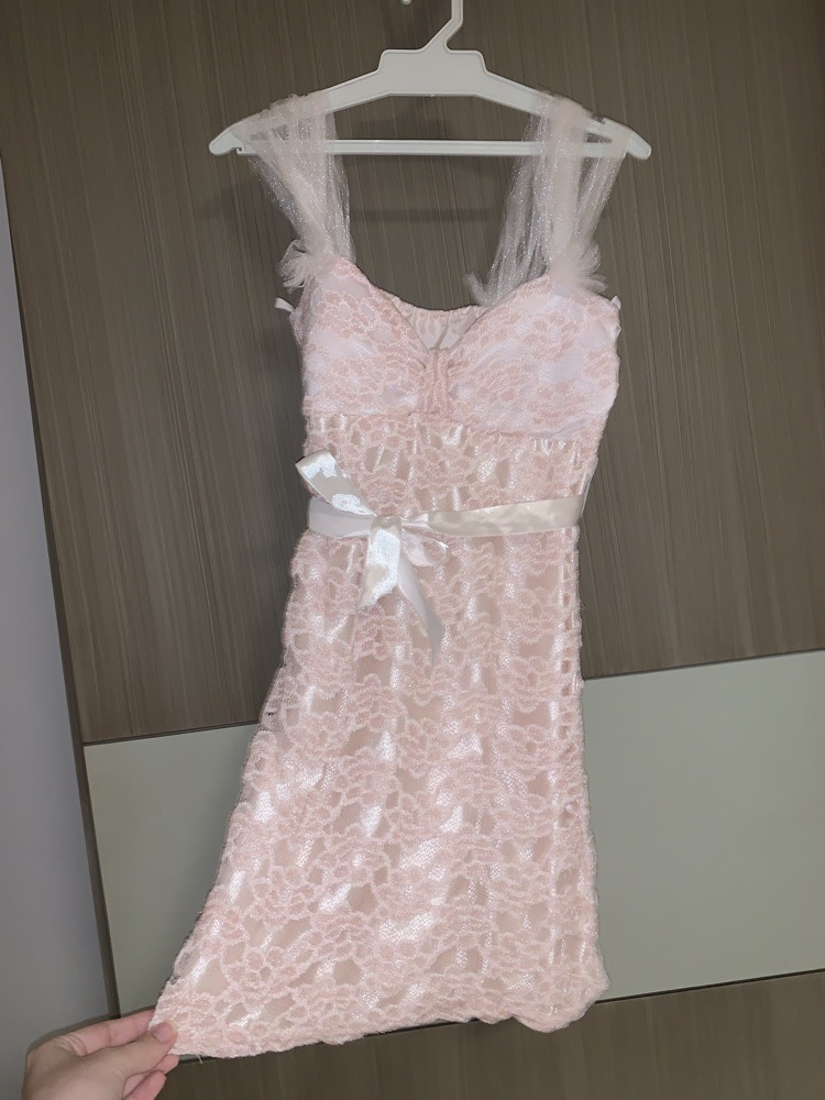 Robe en guipure et satin