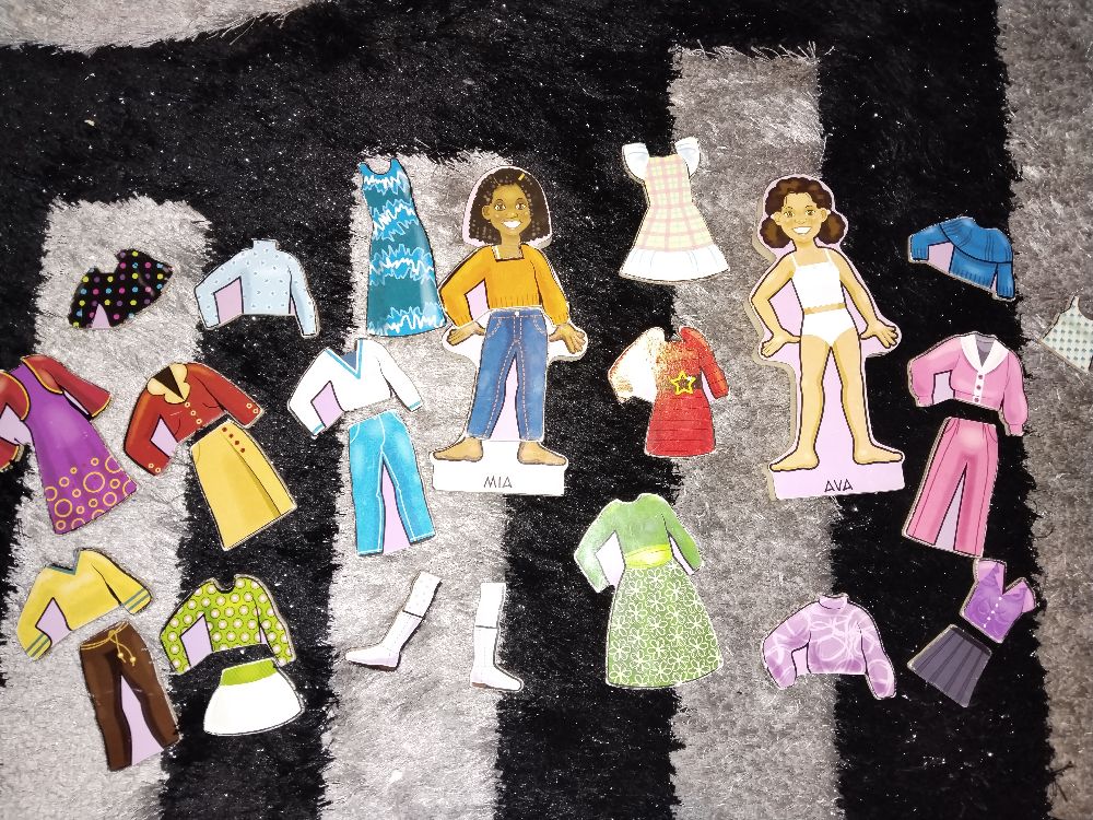Lot puzzle magnétique avec des vêtements et deux modèles 