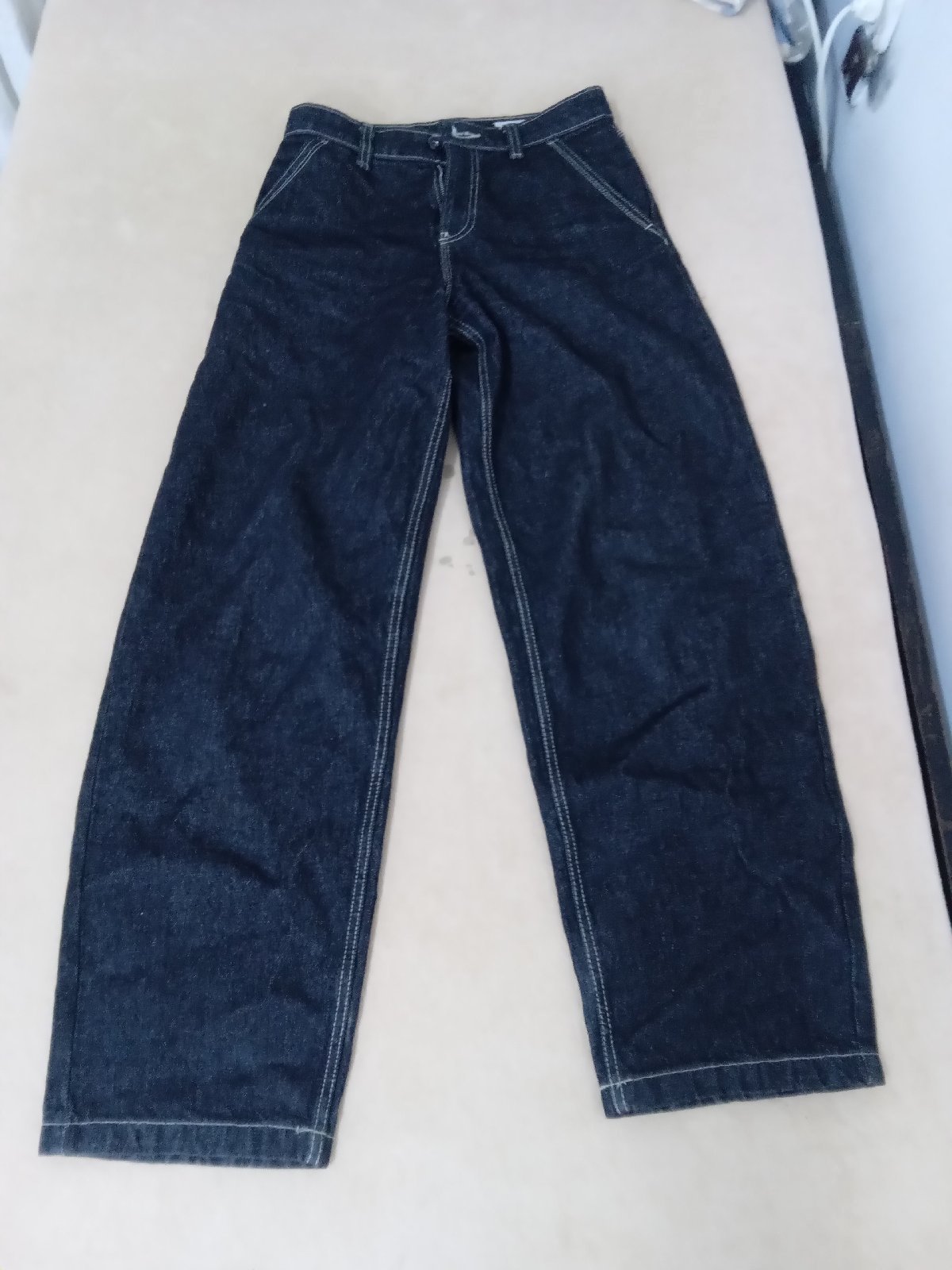 Un jean noire de la marque bershka 