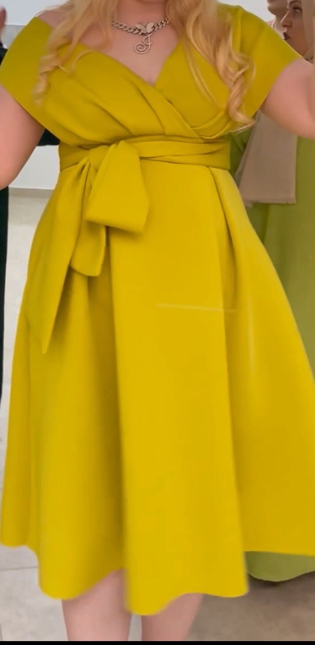 “Robe midi élégante jaune moutarde cache-cœur avec ceinture – idéale pour mariage ou soirée