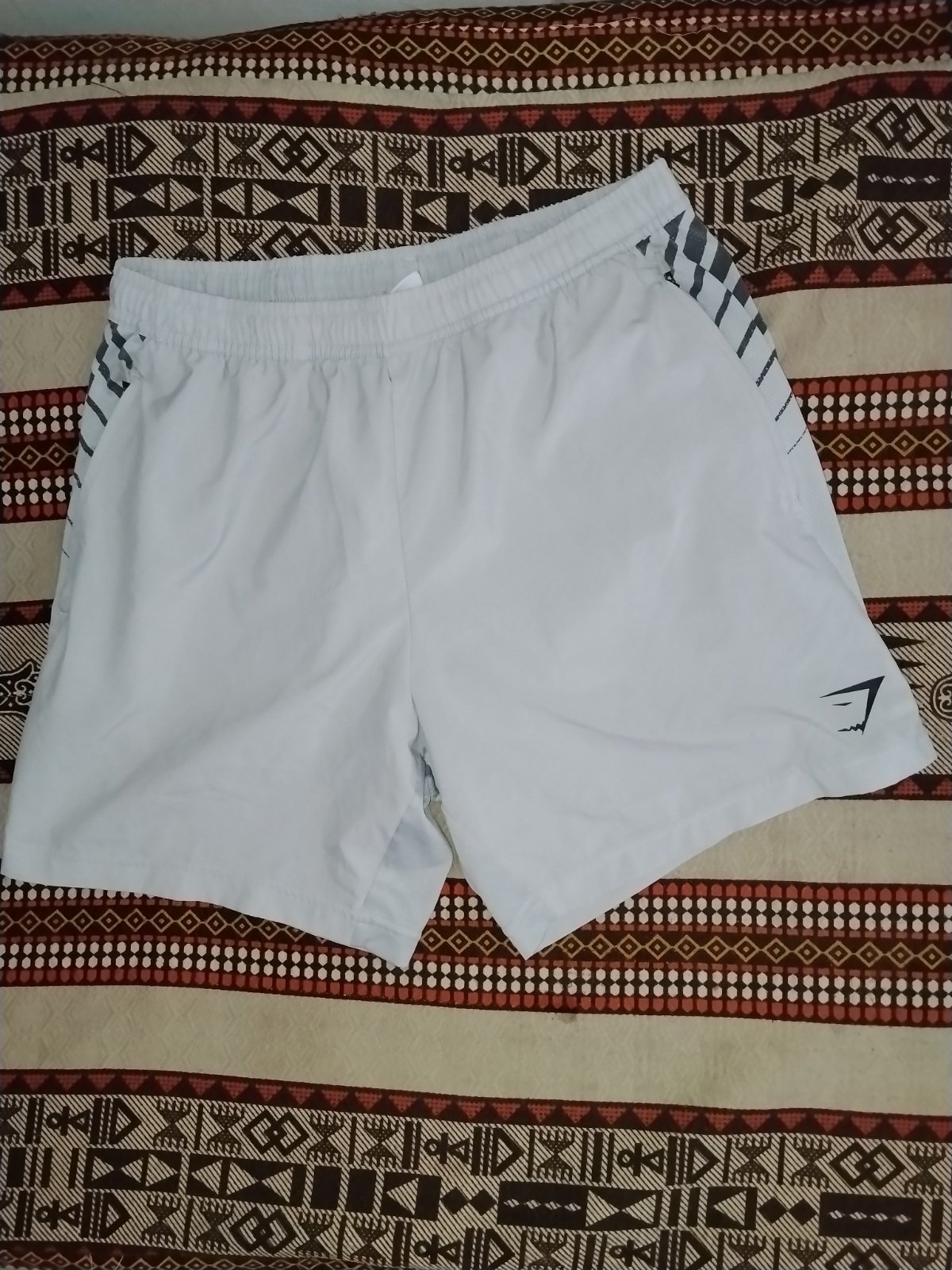 Short Gymshark couleur argent taille M 