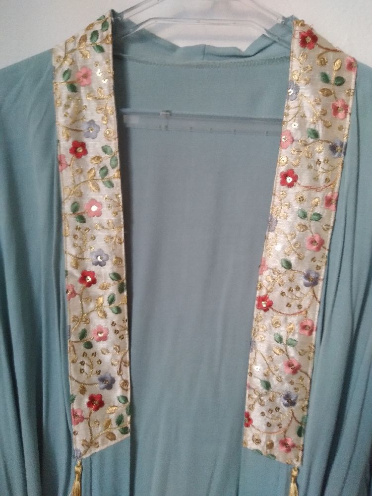 Pencho avec broderie bleu ciel grisâtre 