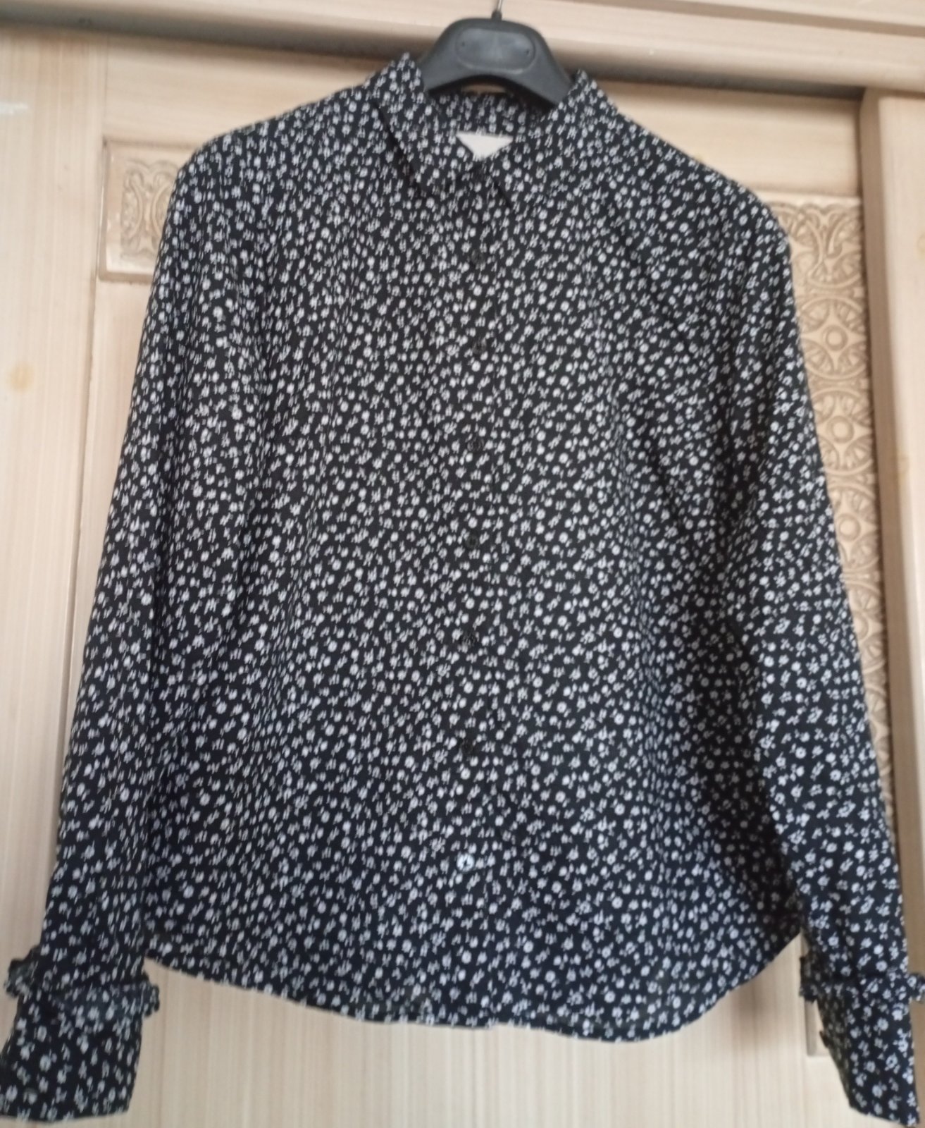 Chemise noire avec petite fleur blanc