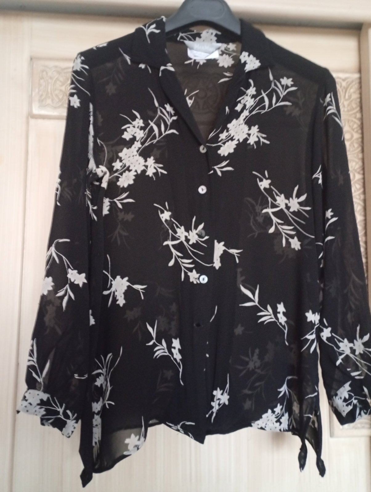 Chemise mousseline noir avec fleur en beige