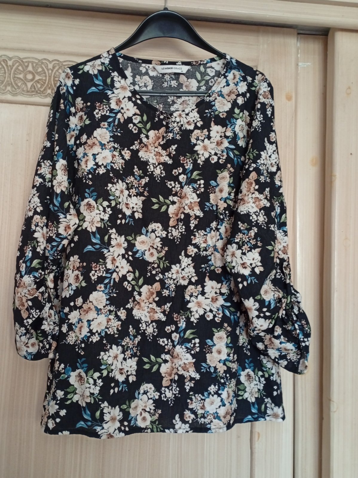 Chemise fleury bade noir avec fleurs marron et beige 