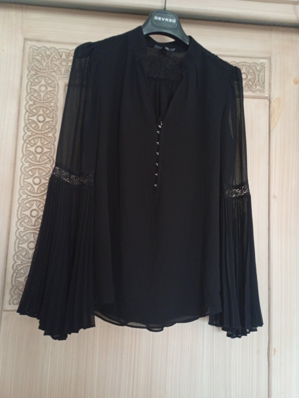 Chemise noir en mousseline avec les bras plissée 