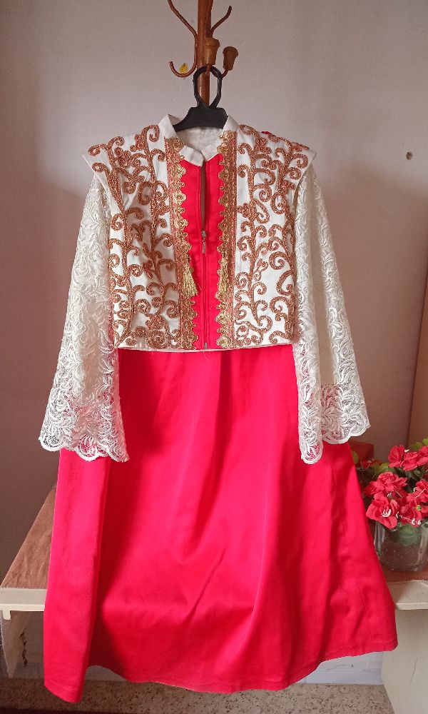 Ensemble satin avec veste en guipure 