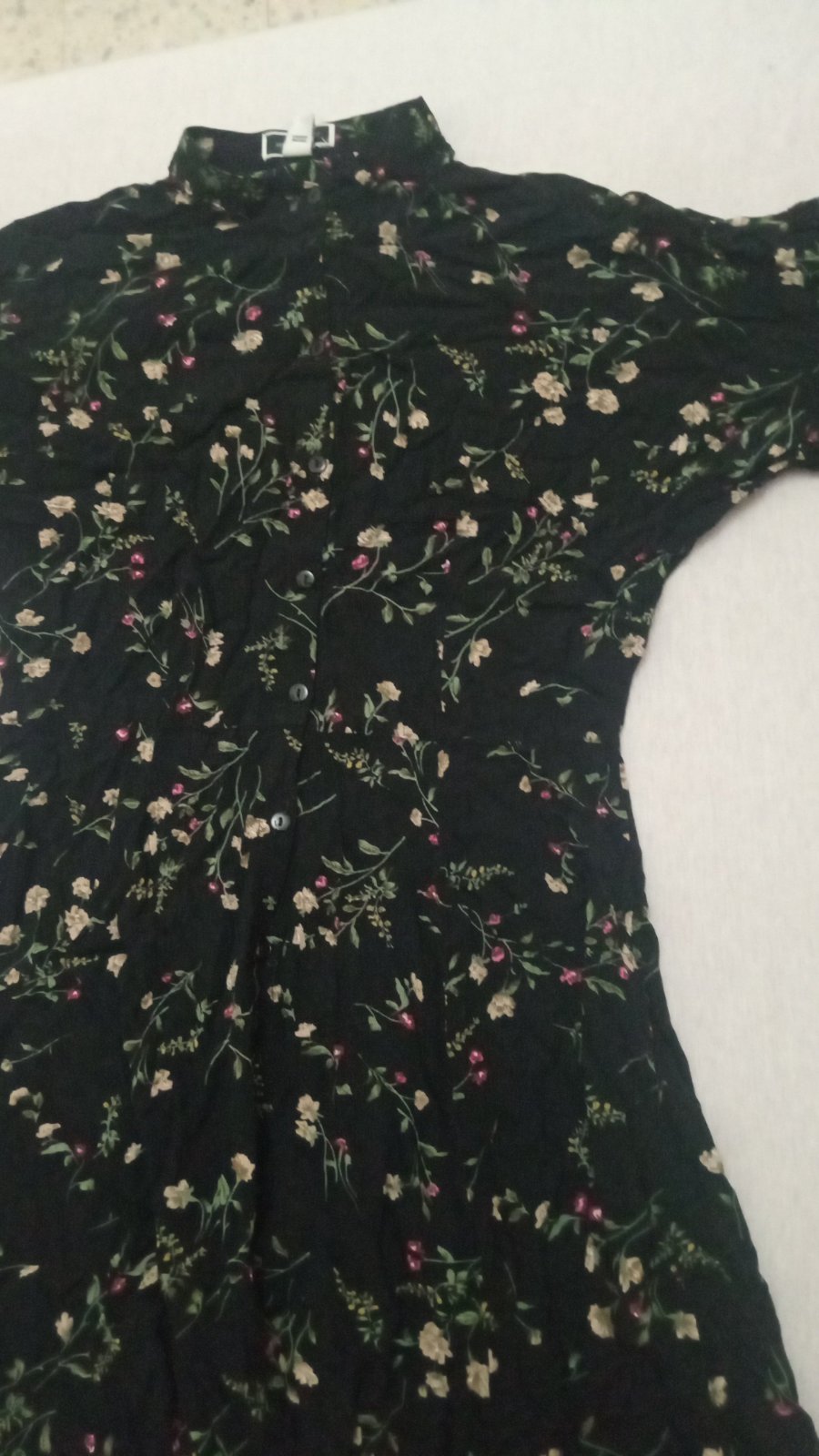 Robe noire et fleurie 