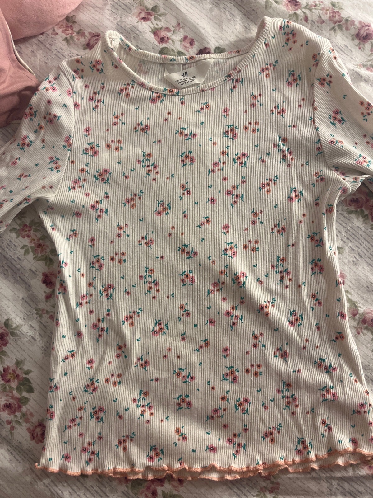 Cute top with flower details🩷✨