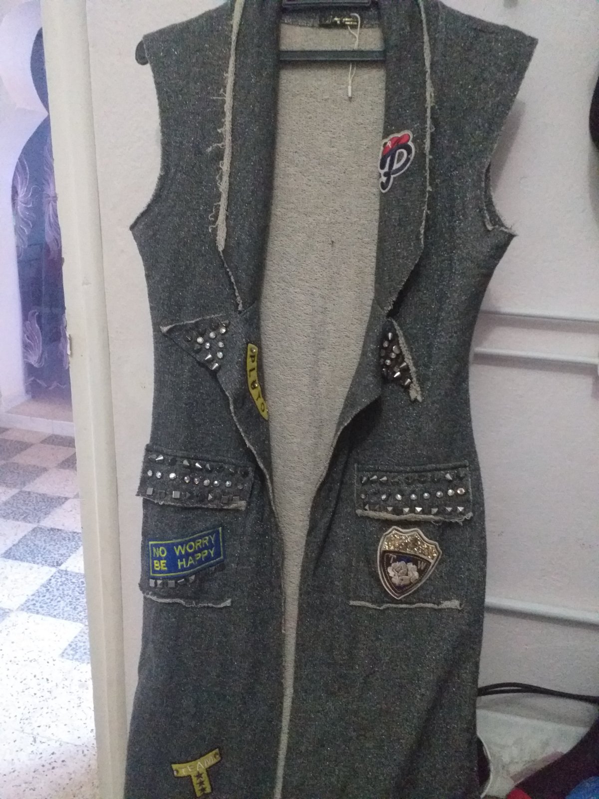 Très jolie gilet sans manches argent taille s
