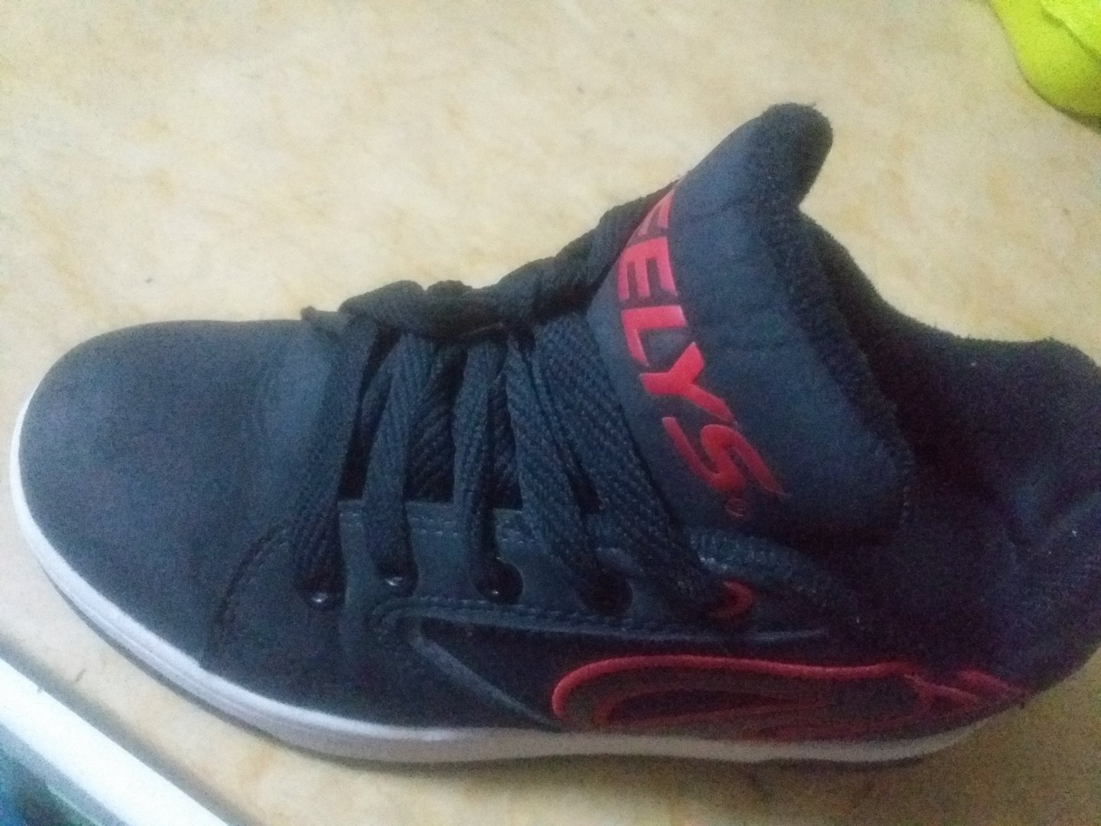 Basket garçons avec roues noir 34