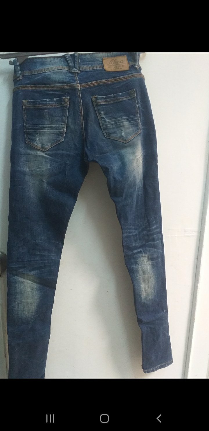 Un pantalon djean 11-12 ans