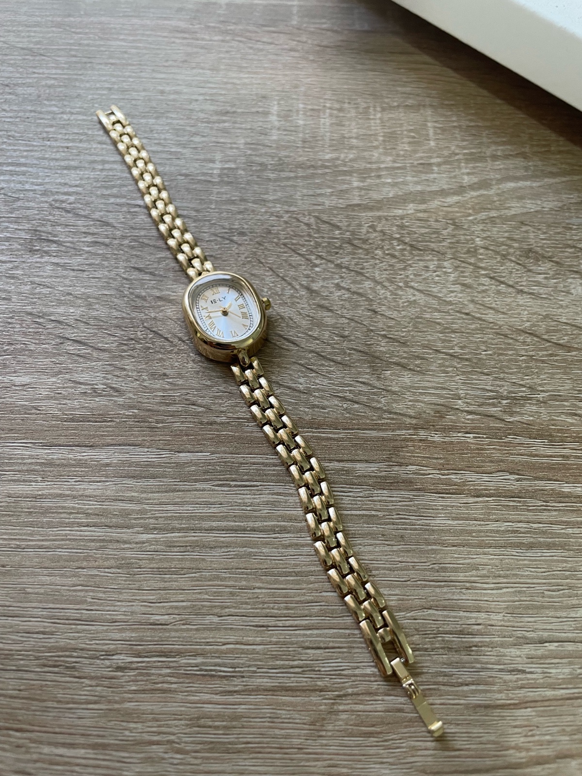 Jolie montre style old money 