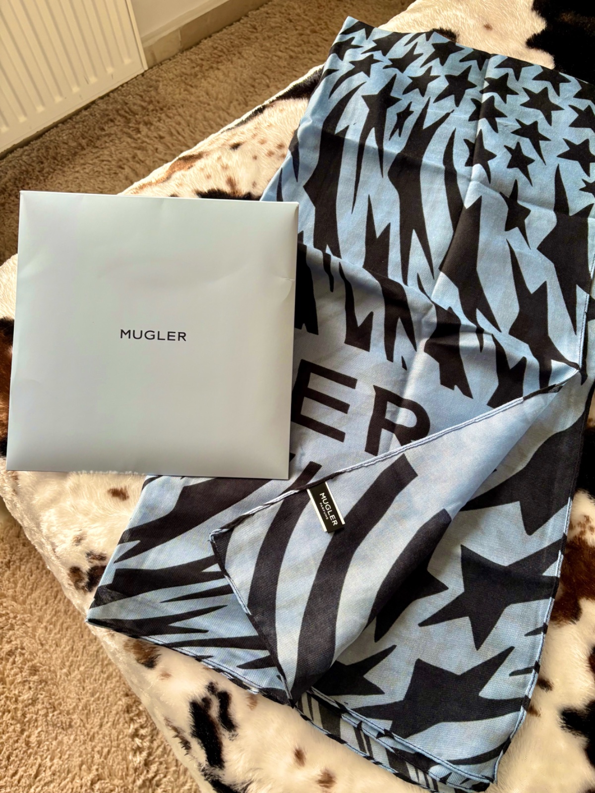 Paréo etoilé Mugler et veste  armani en excellent etat 