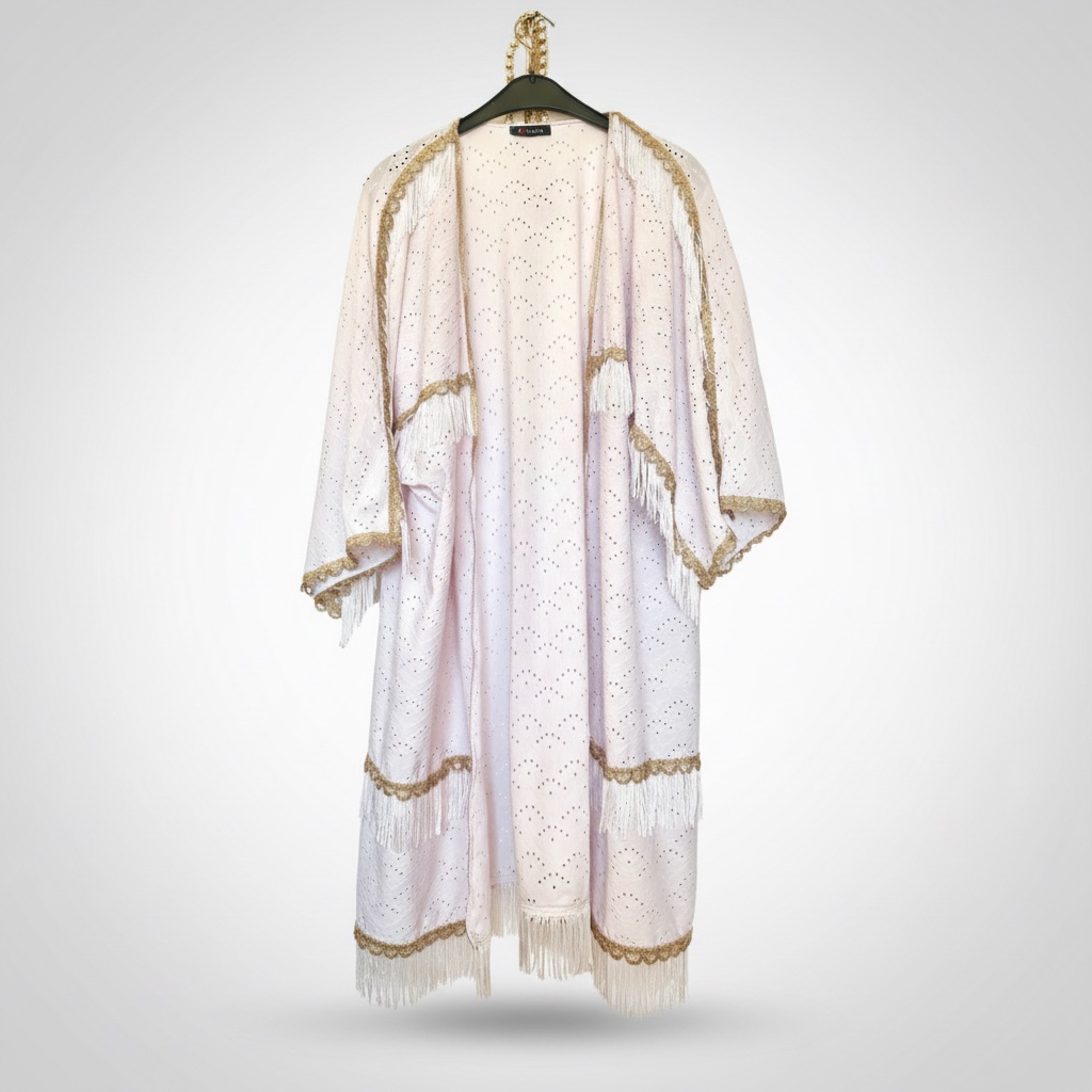 Kimono en dentelle blanche orné de détails dorés et de franges sur les bords.