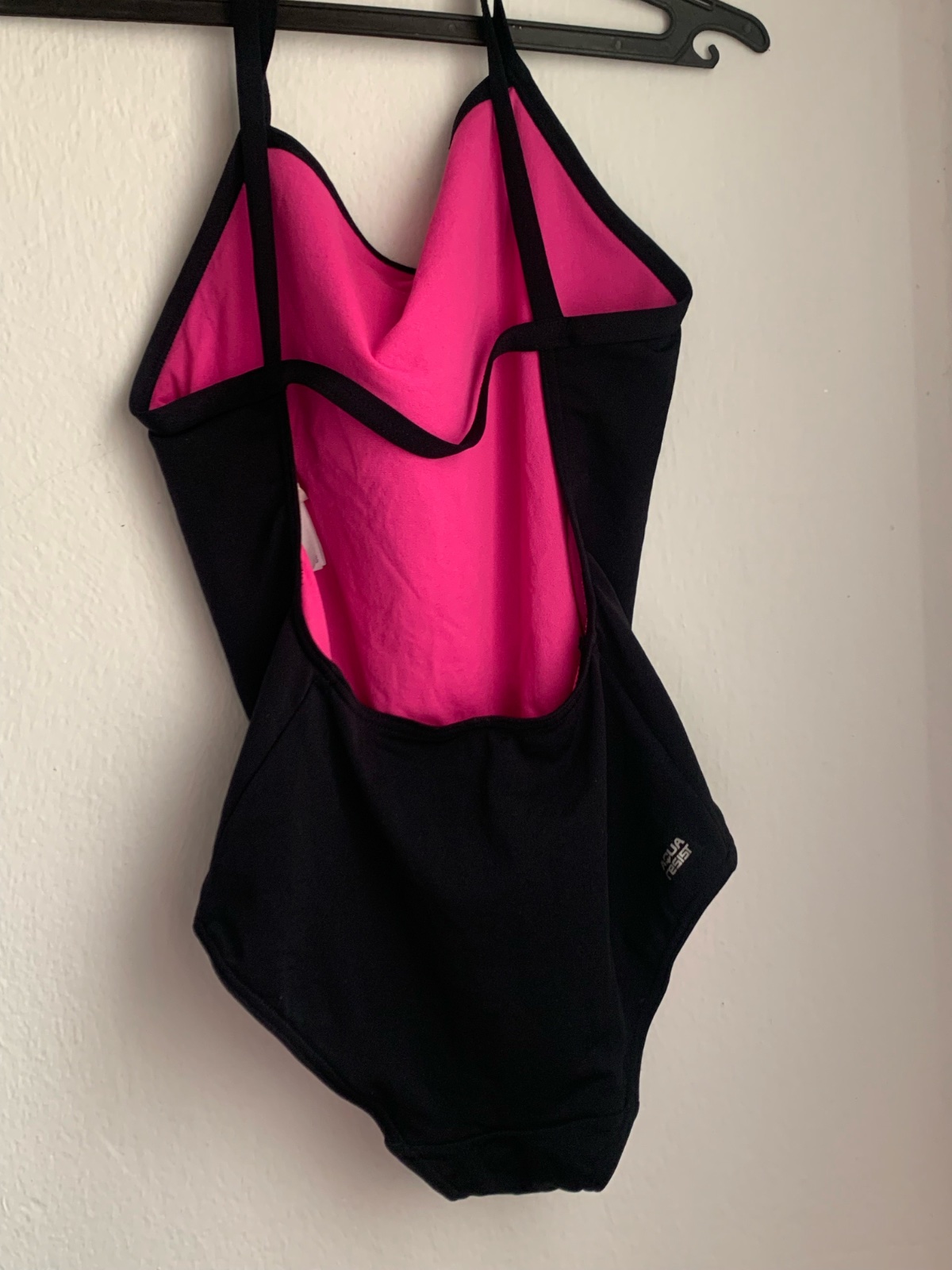 Maillot noir et rose 