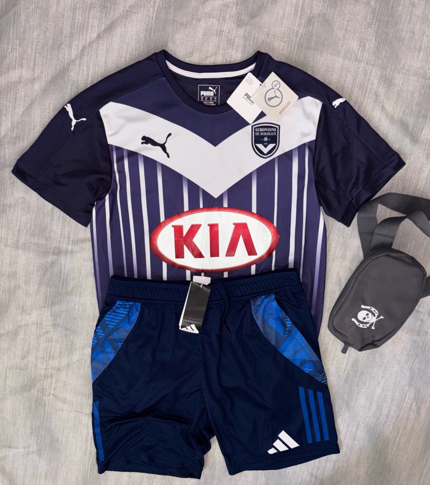 Tenue sport authentique  avec etiquette les deux 