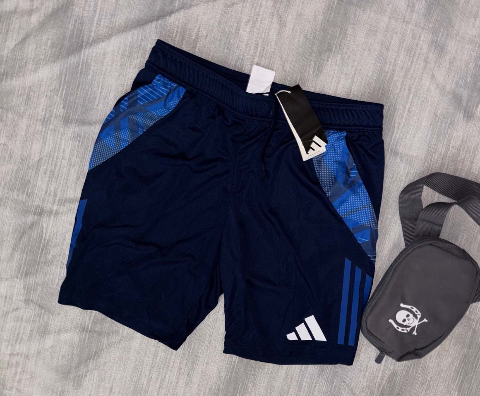 Short Adidas authentique (avec etiquette) 