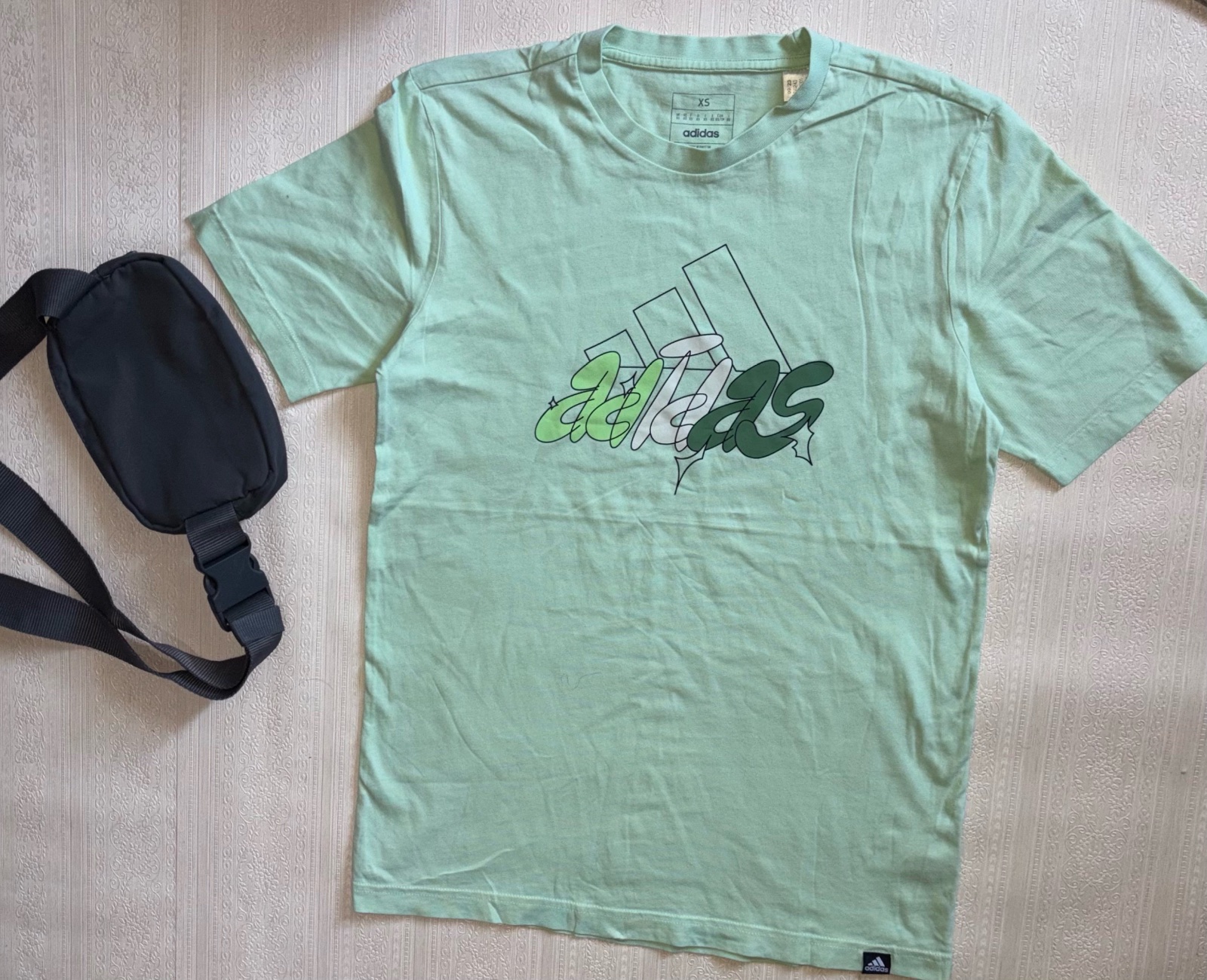 T-shirt Adidas illustrated badge Graphic Tee