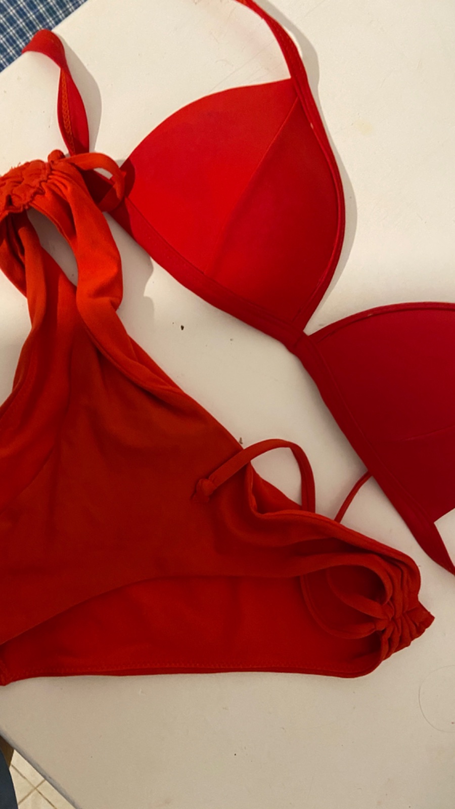 Deux piéces rouges