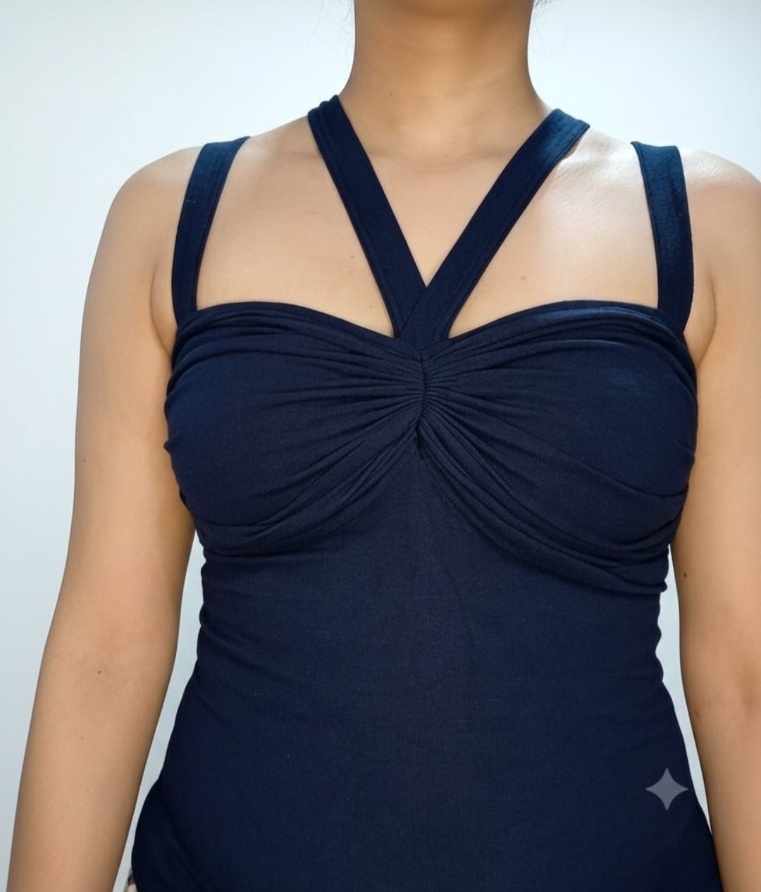 Top drapé bleu marine à bretelles croisées