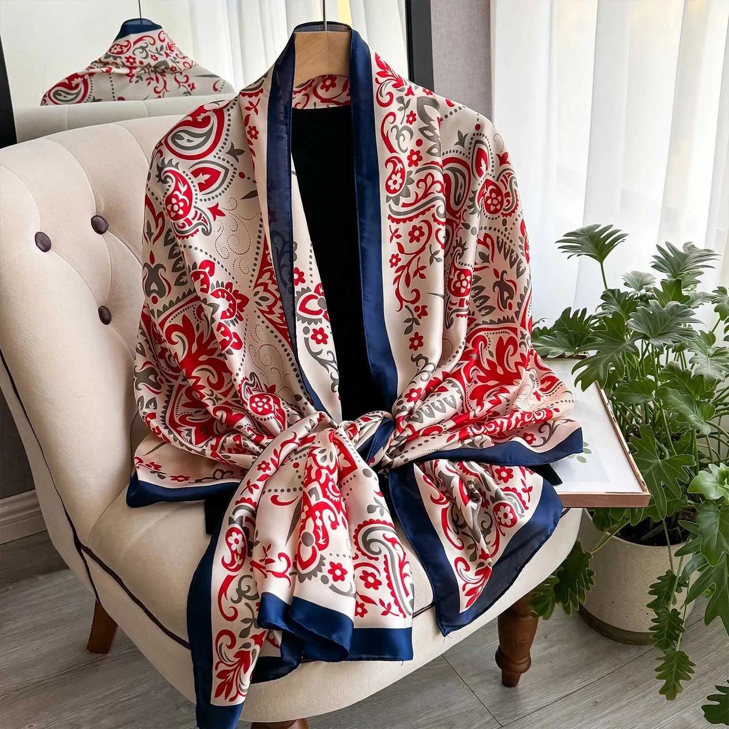 Foulard neuf avec étiquette en soie de jean louis scherrer importé 🇫🇷🇫🇷