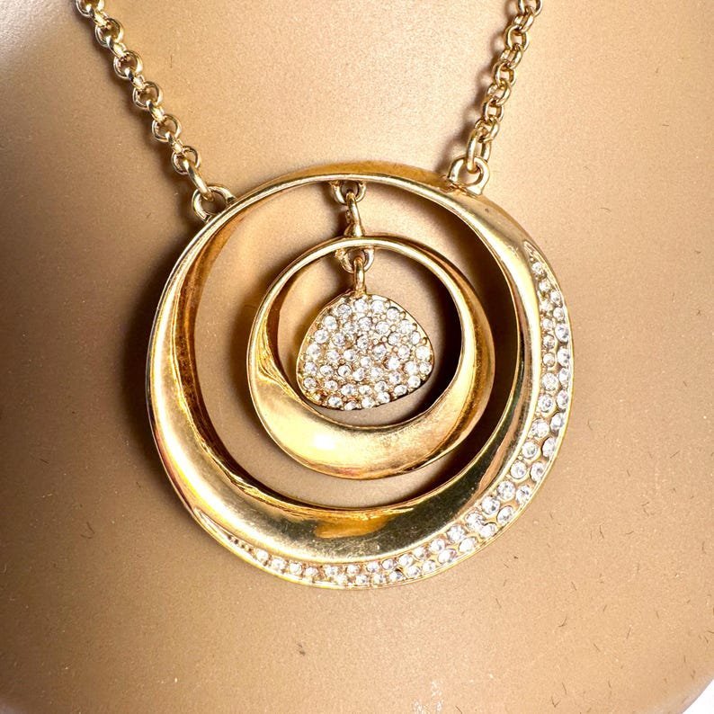Joli Collier pendentif tendance circulaire moderne en or et strass original vintage des années 70 raare