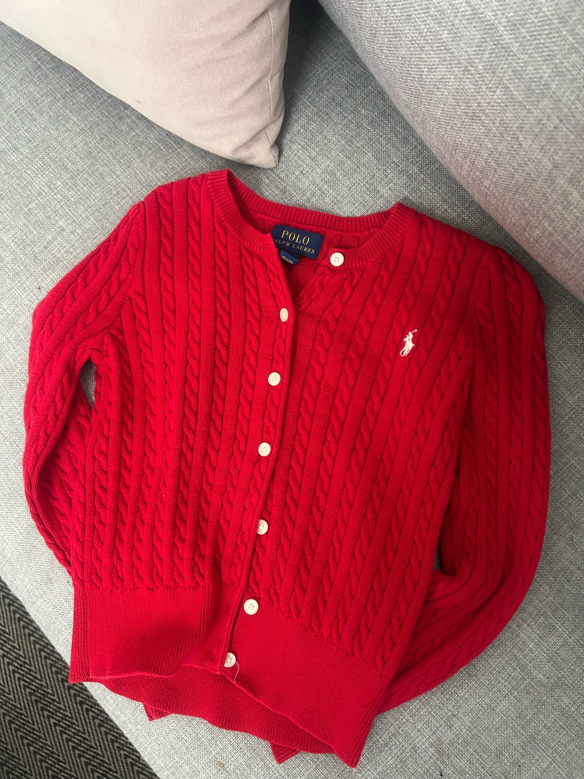 Un cardigan en coton torsadé rouge de la marque Polo Ralph Lauren