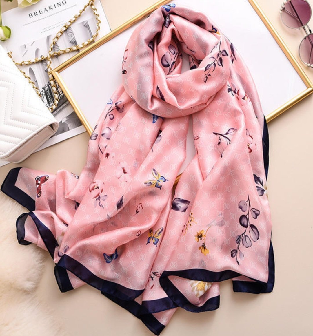 Foulard en soie grand format Neuf jamais porter.  