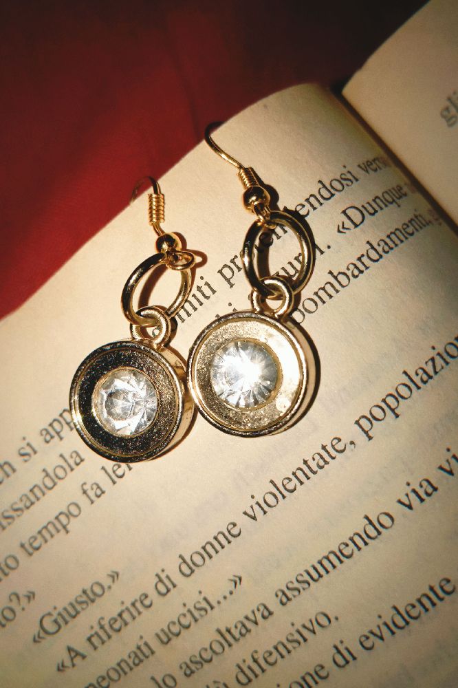 des boucles d'oreilles en plaqueur 