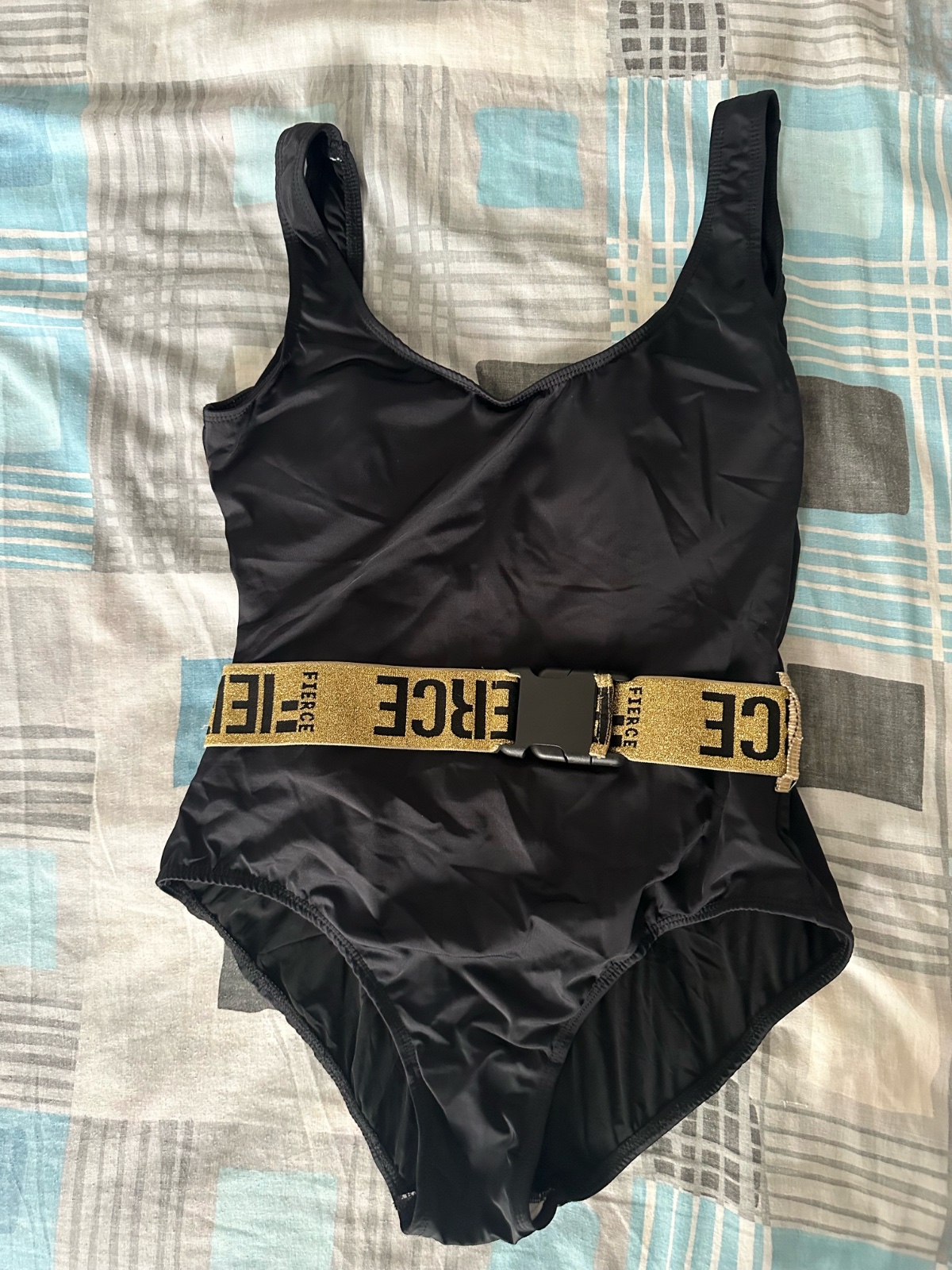 Maillot fierce marque tunisienne noir avec ceinture en dore taille M