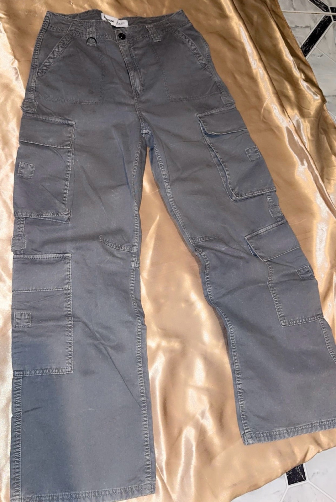 Un pontalon jeans gris 