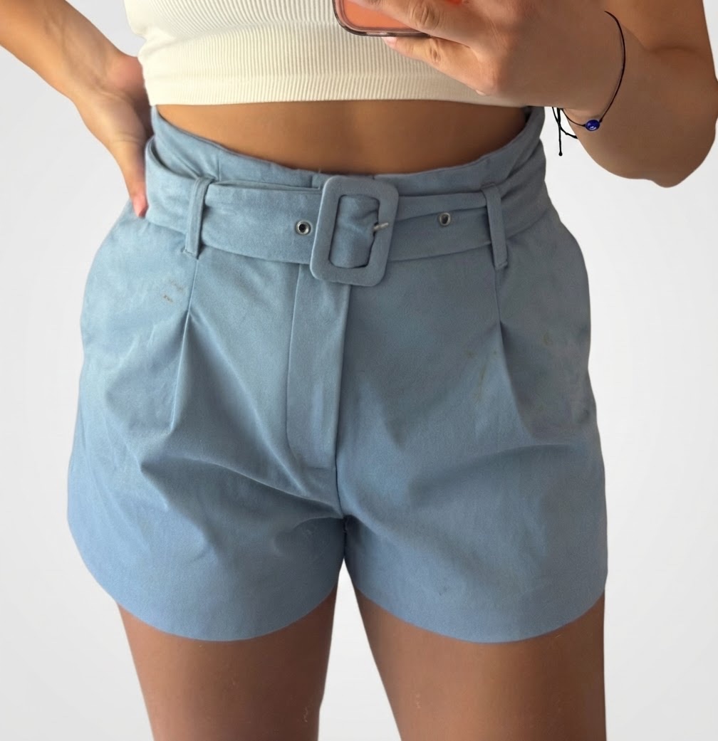 Short daim bleu ciel avec ceinture