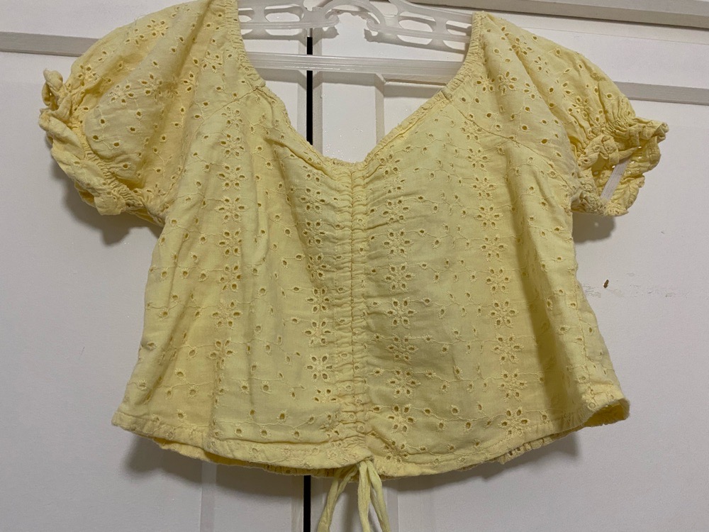 Top butter yellow en broderie 