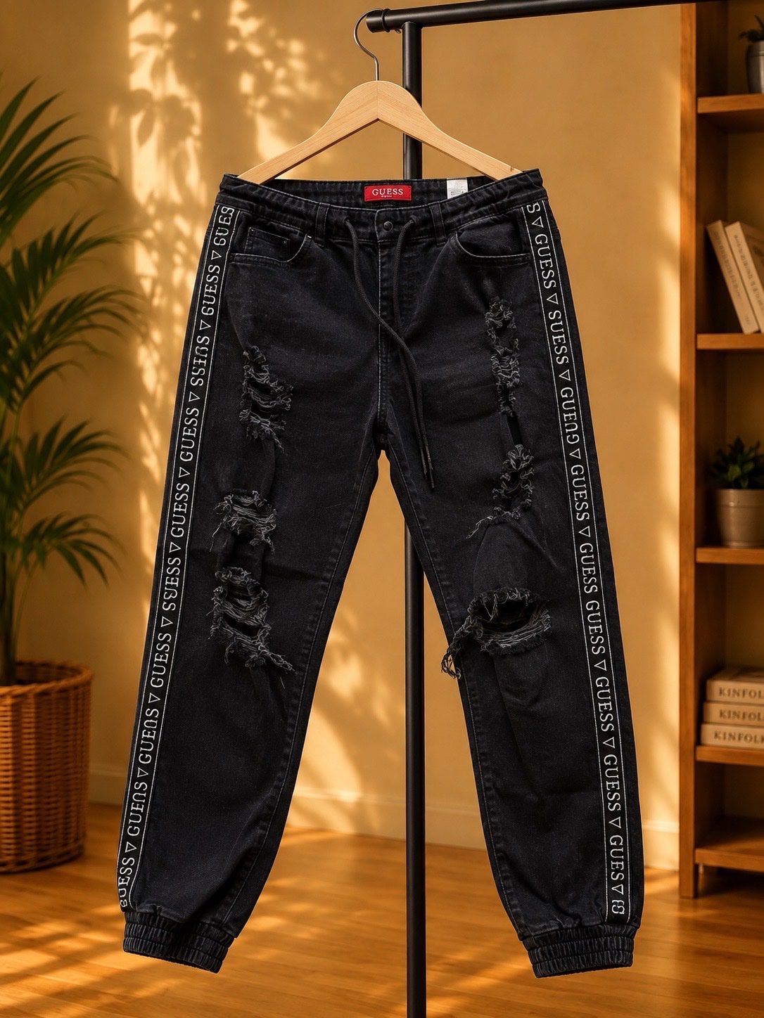 GUESS – Distressed Black Jogger