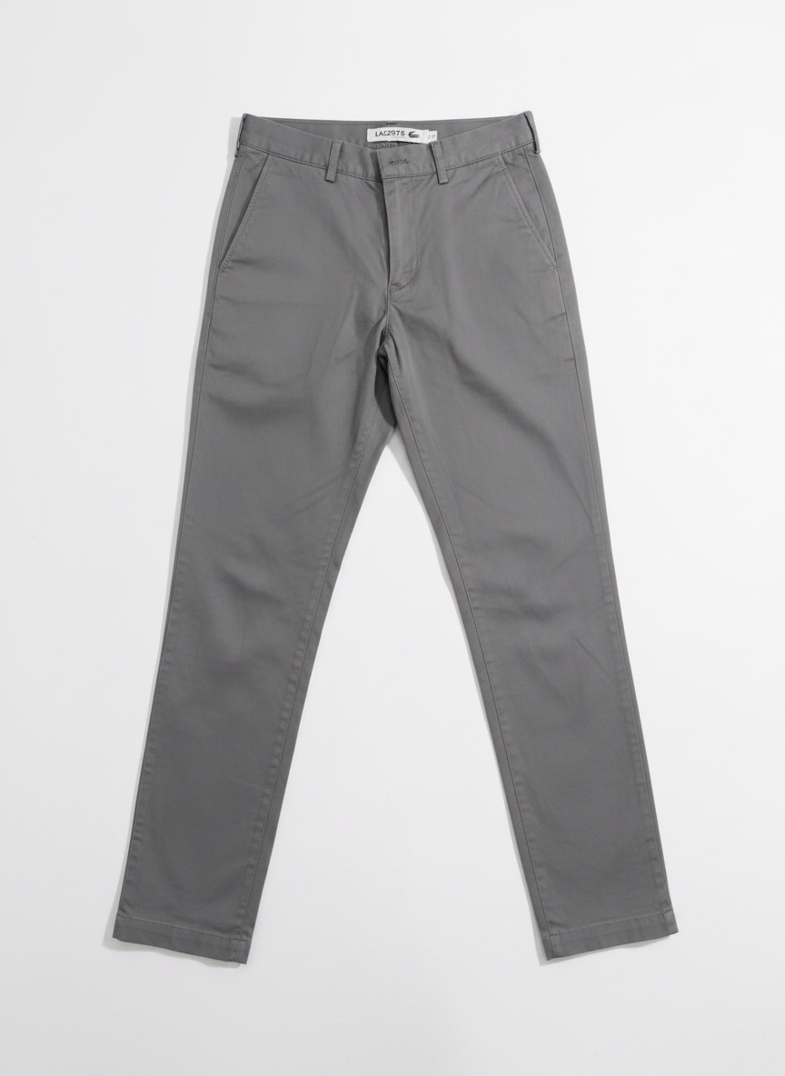 Un pantalon de la marque lacoste