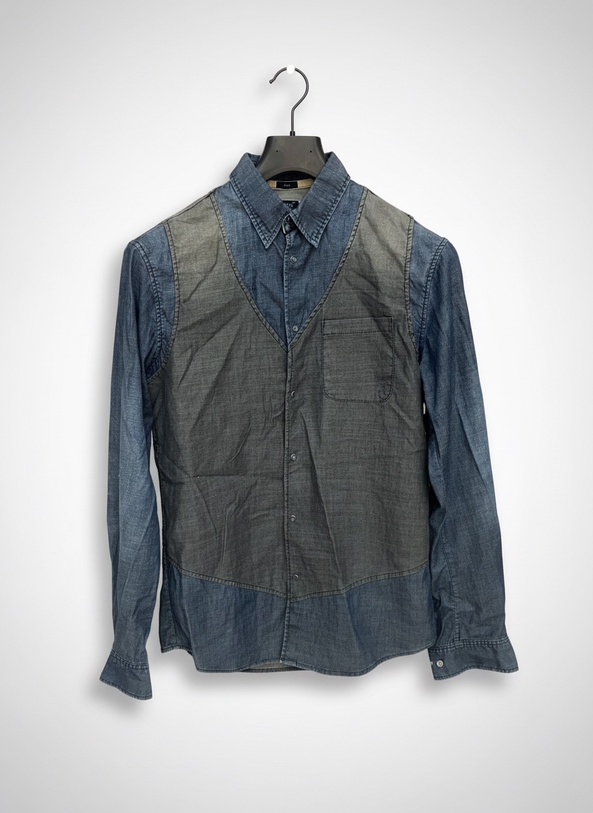 Une chemise de la marque Armani