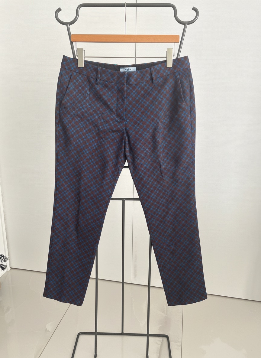 Un pantalon marron  à carreaux bleu