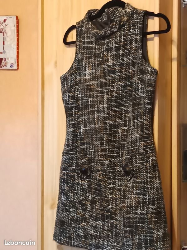 Robe Camaïeu en tweed marron/blanc avec un petit col et deux boutons décoratifs à la taille