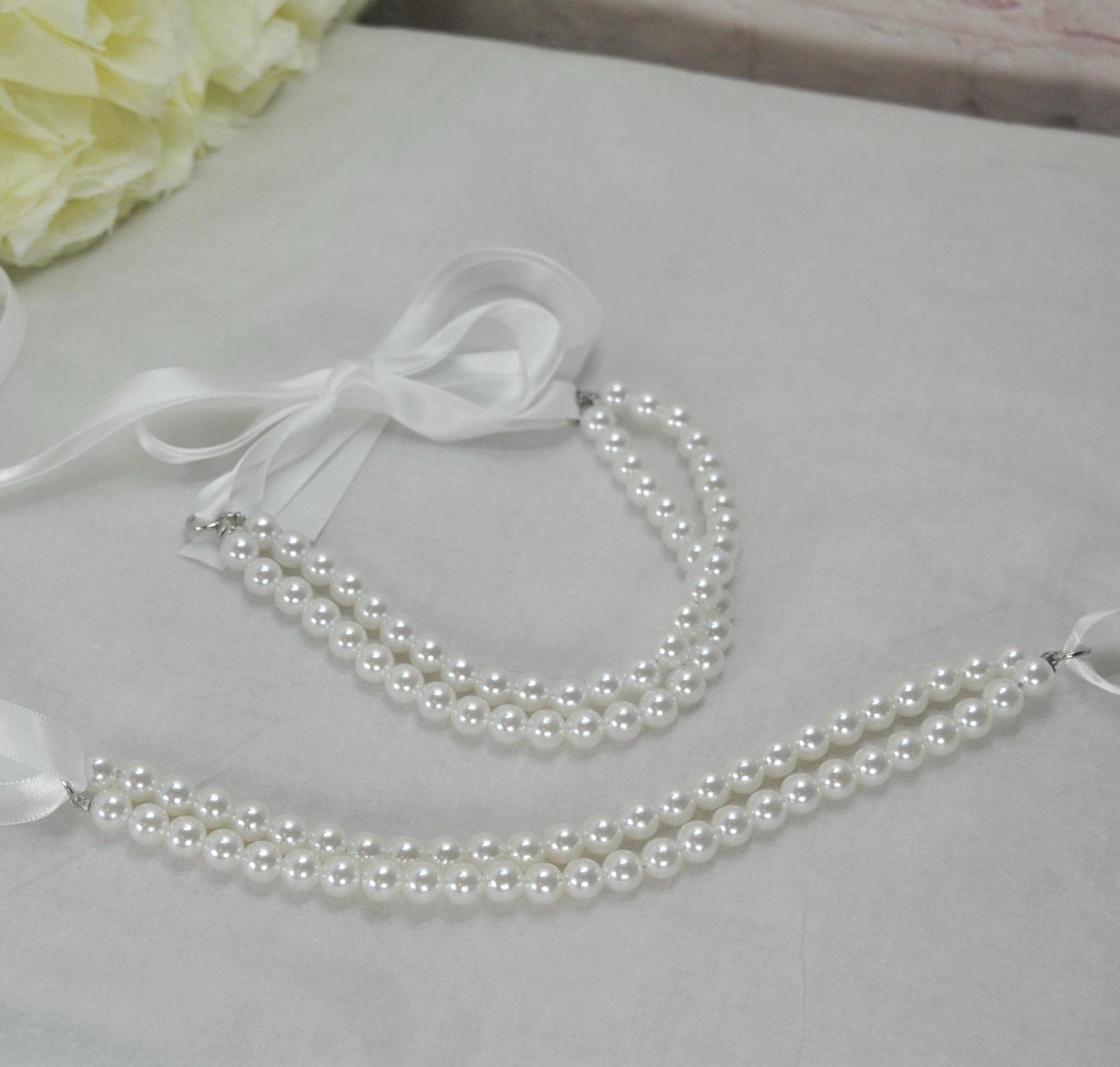 Collier ras-du-cou (choker) à double rang de fausses perles avec un lien en ruban satiné