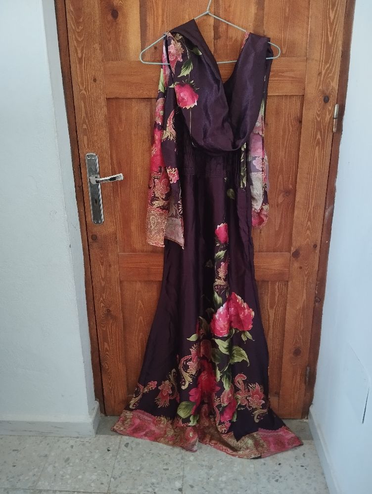 Robe soirée satin violette avec motifs floraux 