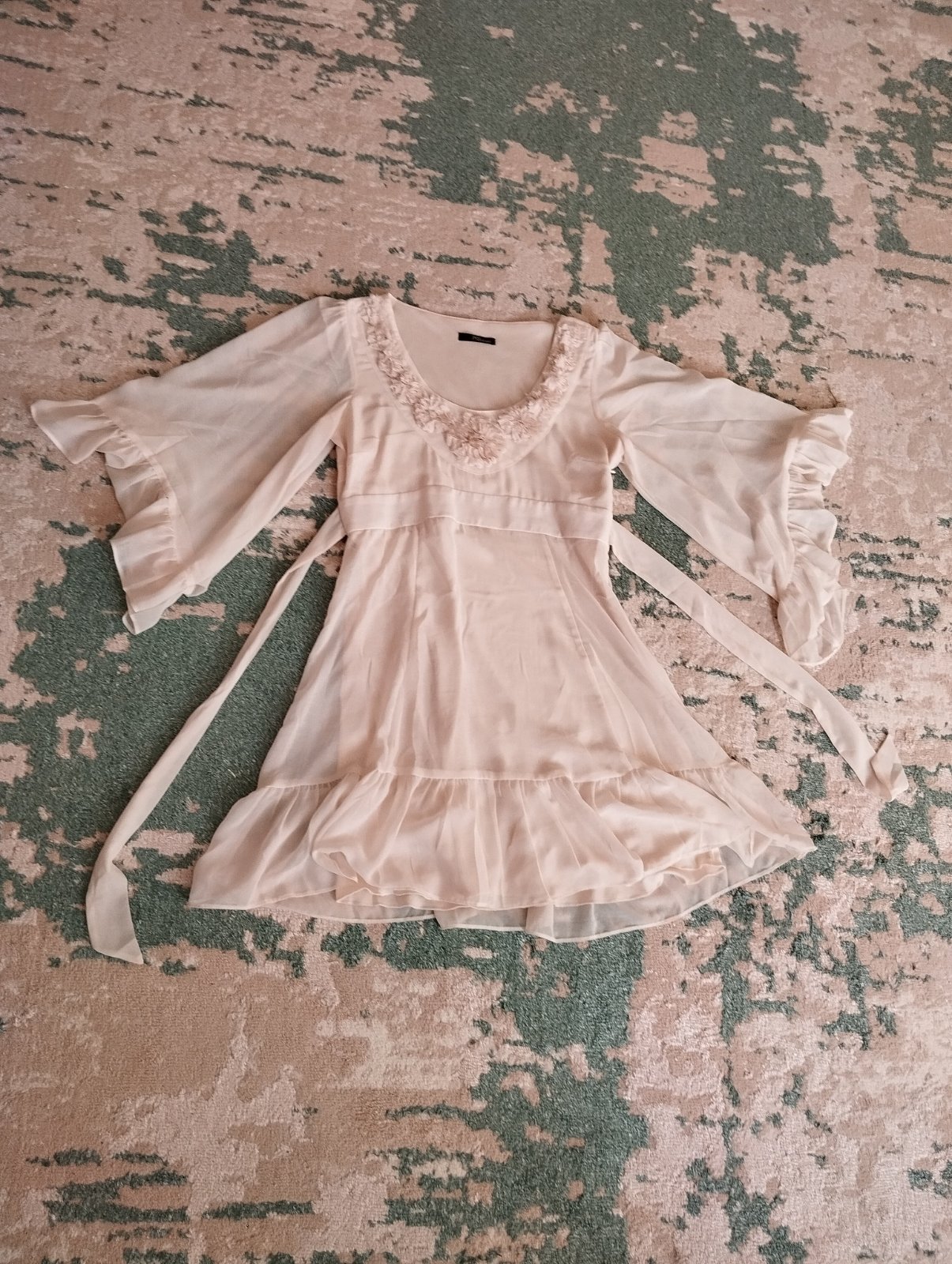 Robe Jane Norman tunique jaune pâle cassée à manches évasées et volants, avec des détails en dentelle sur l'encolure