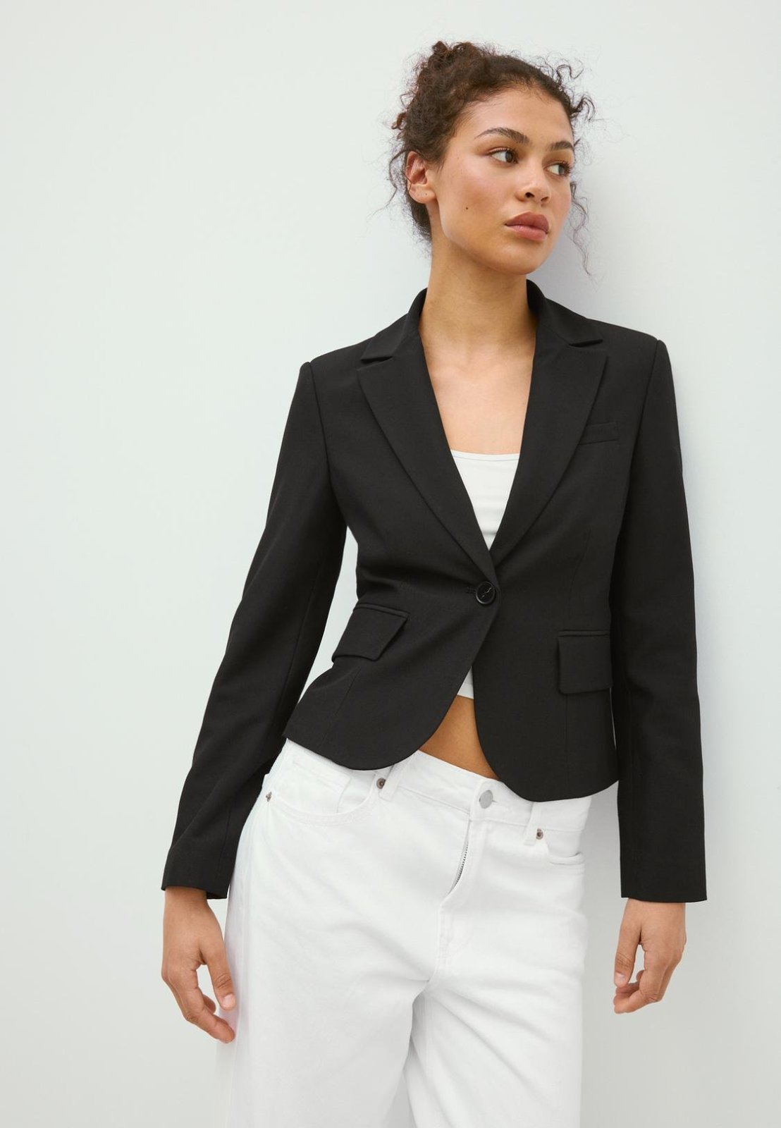 Elégante veste blazer noire ajustée pour femme, à un bouton et col à revers