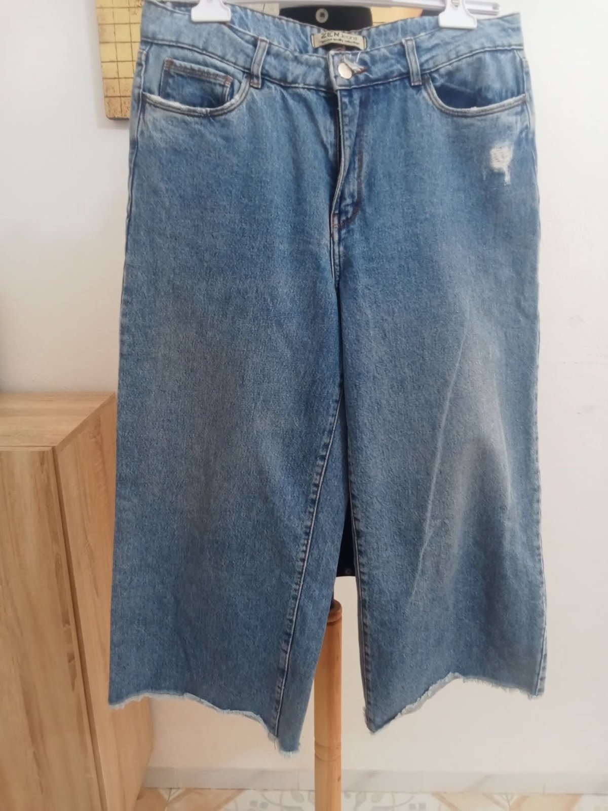 Jean large Zen en denim bleu avec des ourlets effilochés