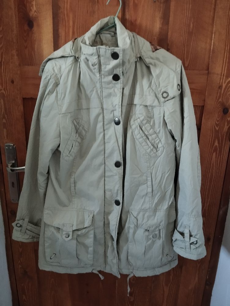 Veste Parka beige de style militaire avec une capuche et plusieurs poches utilitaires